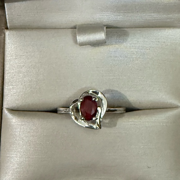 Elegant Silver Heart Ring with Red Gemstone - Picture 1 of 2
